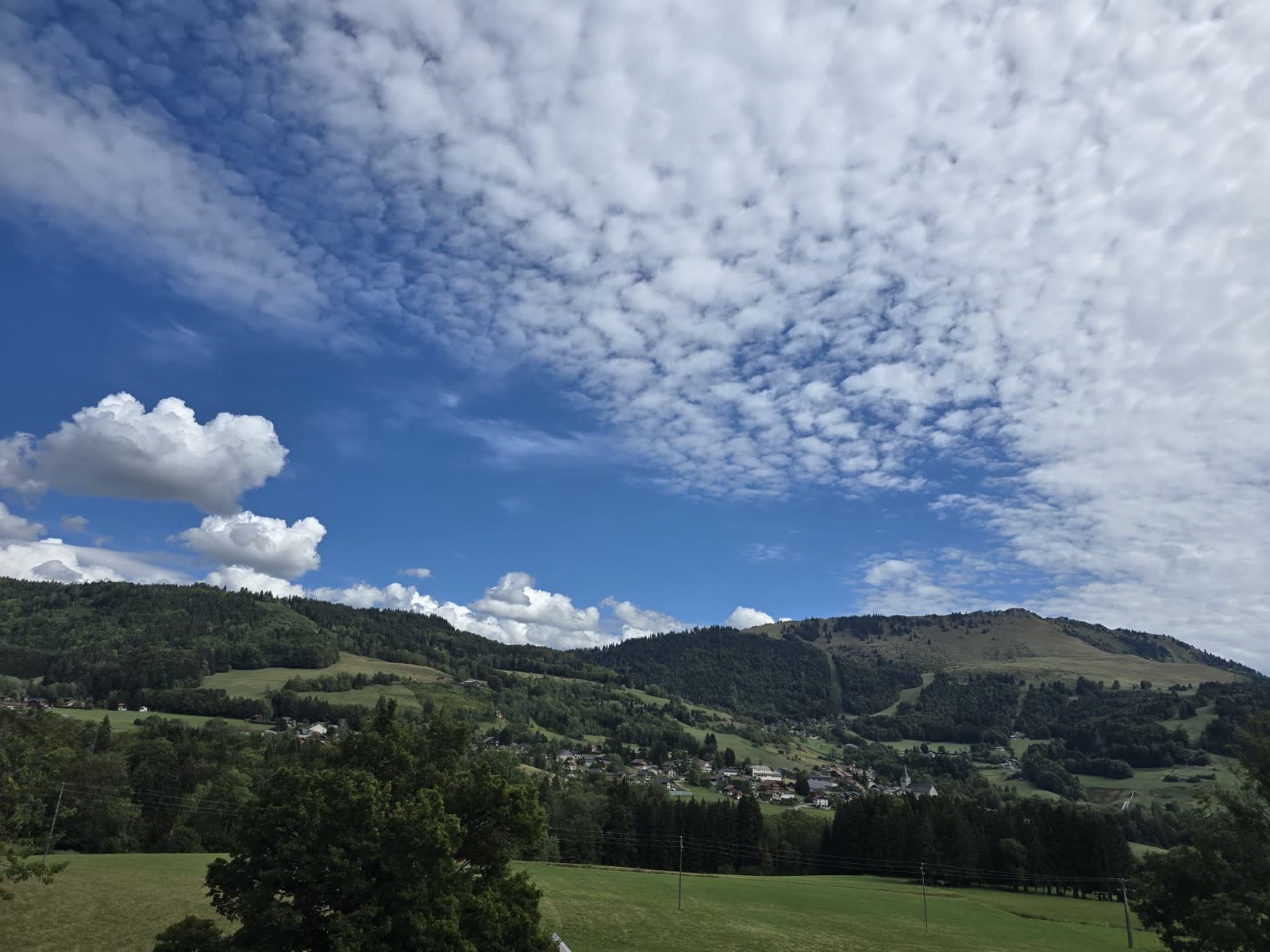 La Vallée Verte et le village, vus depuis l'élevage De Gwada